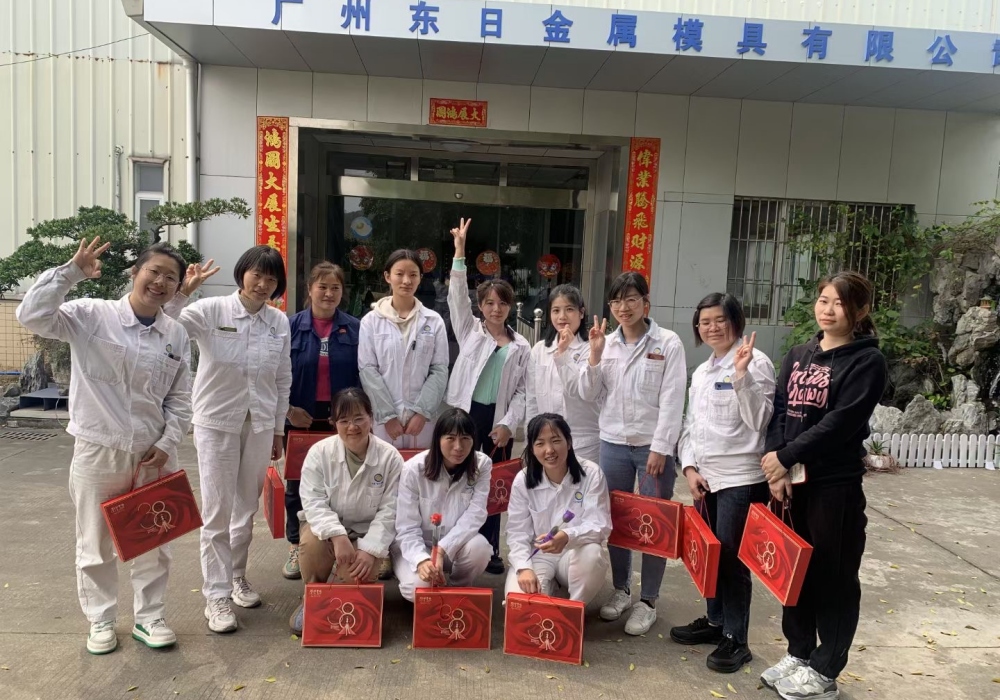 東日テクノロジーは国際女性デーを祝う、女性社員に感謝のプレゼントを贈呈